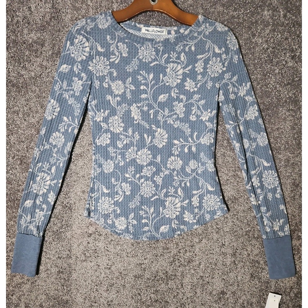 Womens Blue Floral Super Soft Long Sleeved Knit Top By Wallflower.  NWT Small